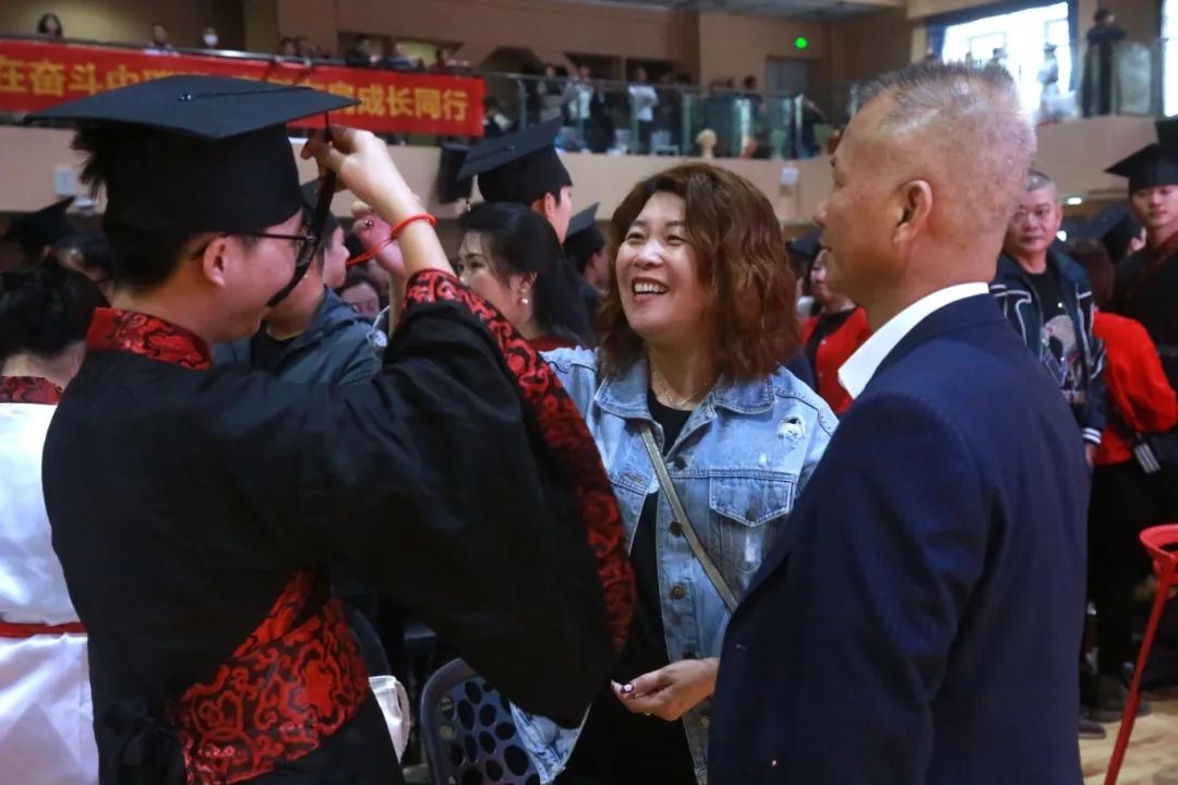 踐行青春誓言 立志揚(yáng)帆遠(yuǎn)航 | 海口山高高級(jí)實(shí)驗(yàn)中學(xué)十八歲成人禮暨百日誓師大會(huì)成功舉辦-圖片3