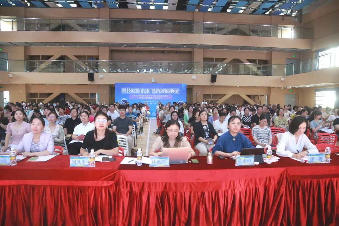 聚焦核心素養(yǎng)，共研備考新策略——2025年海口市美蘭區(qū)、龍華區(qū)初中語(yǔ)文中考備考命題培訓(xùn)會(huì)暨林惠萍名師工作室研修活動(dòng)在我校成功舉辦-圖片1