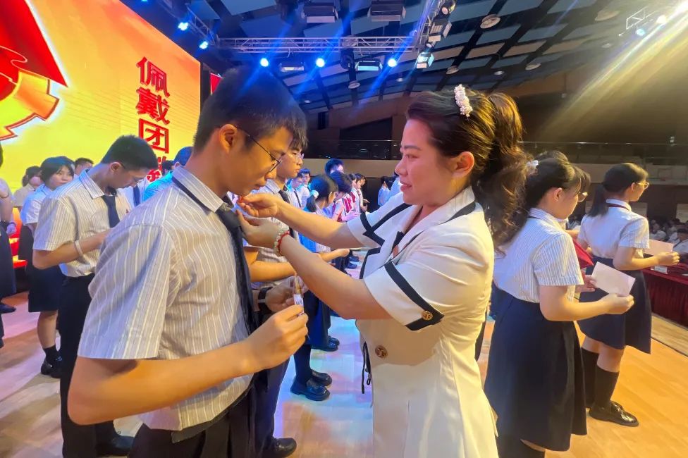 五四精神啟新篇，青春逐夢向未來——?？谏礁咧袑W(xué)2025年離隊入團儀式順利舉行-圖片6