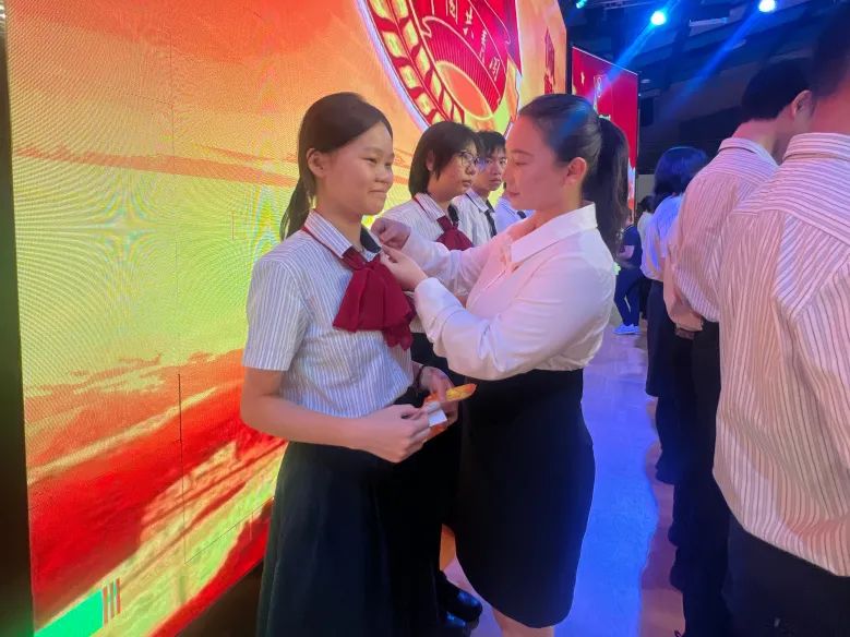 五四精神啟新篇，青春逐夢向未來——?？谏礁咧袑W(xué)2025年離隊入團儀式順利舉行-圖片6