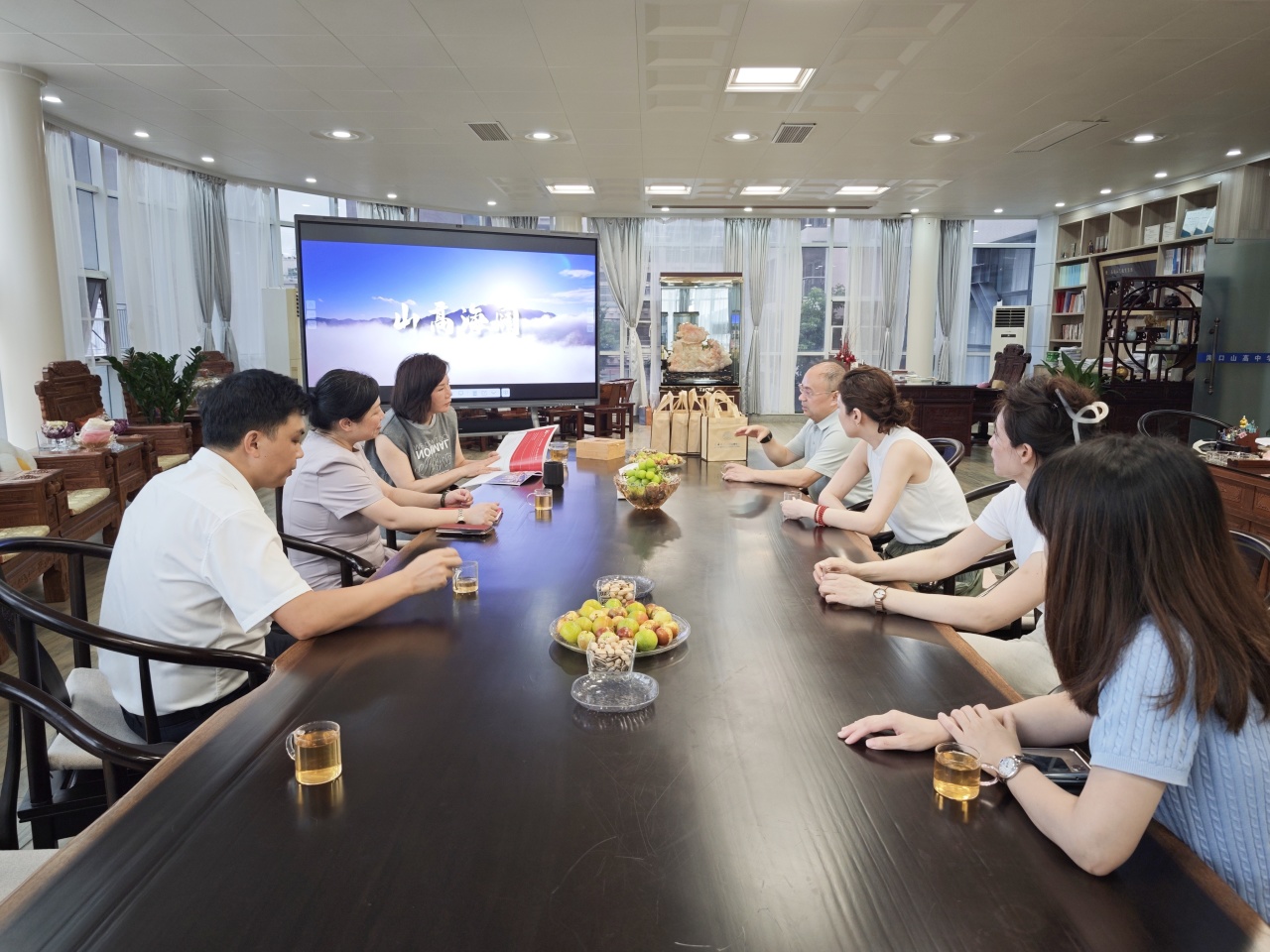 校際交流啟新程，共話教育謀發(fā)展——吉林大學萊姆頓學院代表蒞臨海口山高中學參觀交流-圖片2