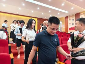 逐光同行，共啟新程——海口山高中學(xué)舉行2025年秋季新教師、新職工入Jia儀式