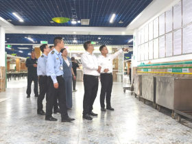 龍華區(qū)委常委、副區(qū)長(zhǎng)許愛(ài)華蒞臨?？谑旋埲A區(qū)山高實(shí)驗(yàn)學(xué)校調(diào)研指導(dǎo)食品安全工作